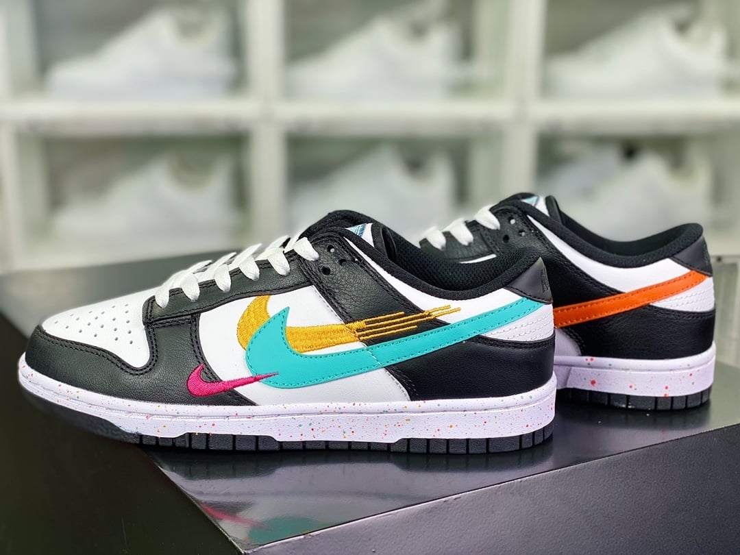 NK Dunk Low Ano do Coelho Preto, Branco e Multicolor Três Ganchos - Vista 3