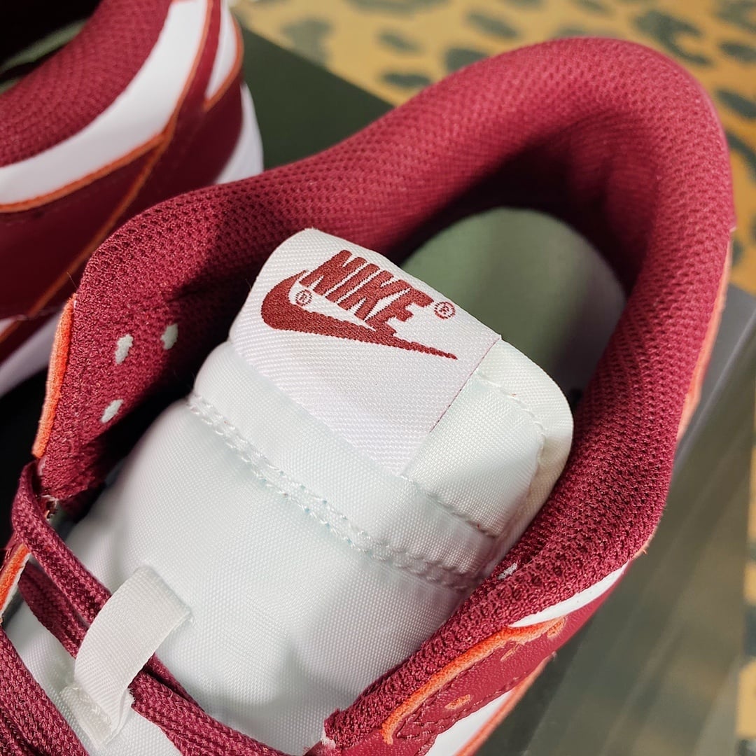 NK Dunk Low St. John University Vermelho Vinho - Vista 6