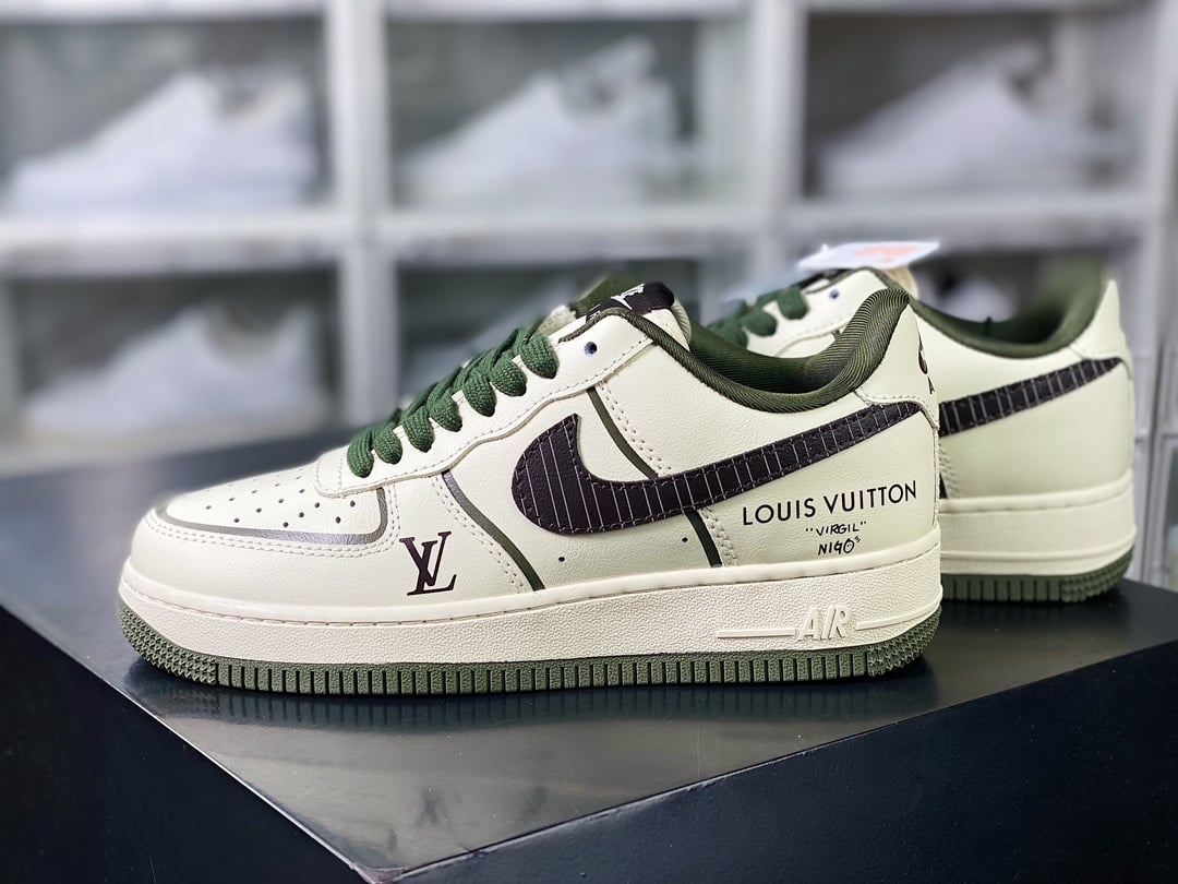 Nike Creme com Estampa LV Verde e Preta - Vista 2