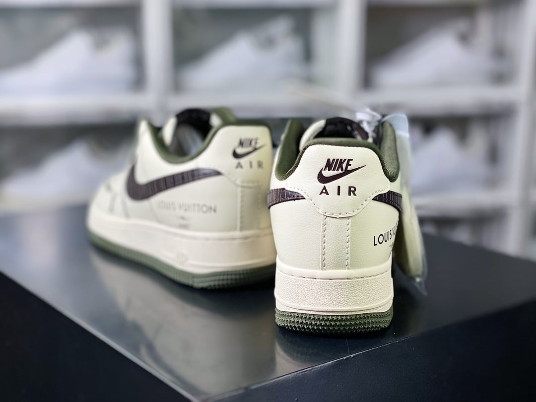 Nike Creme com Estampa LV Verde e Preta - Vista 4