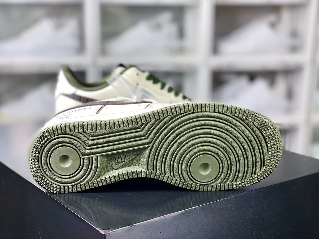 Nike Creme com Estampa LV Verde e Preta - Vista 5