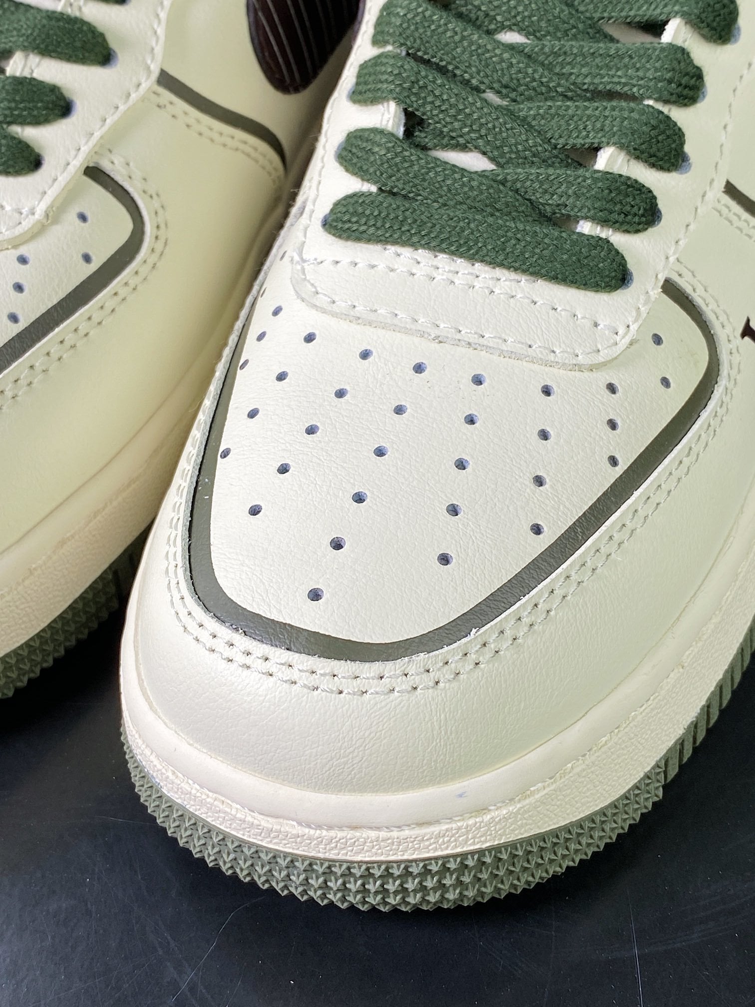 Nike Creme com Estampa LV Verde e Preta - Vista 6