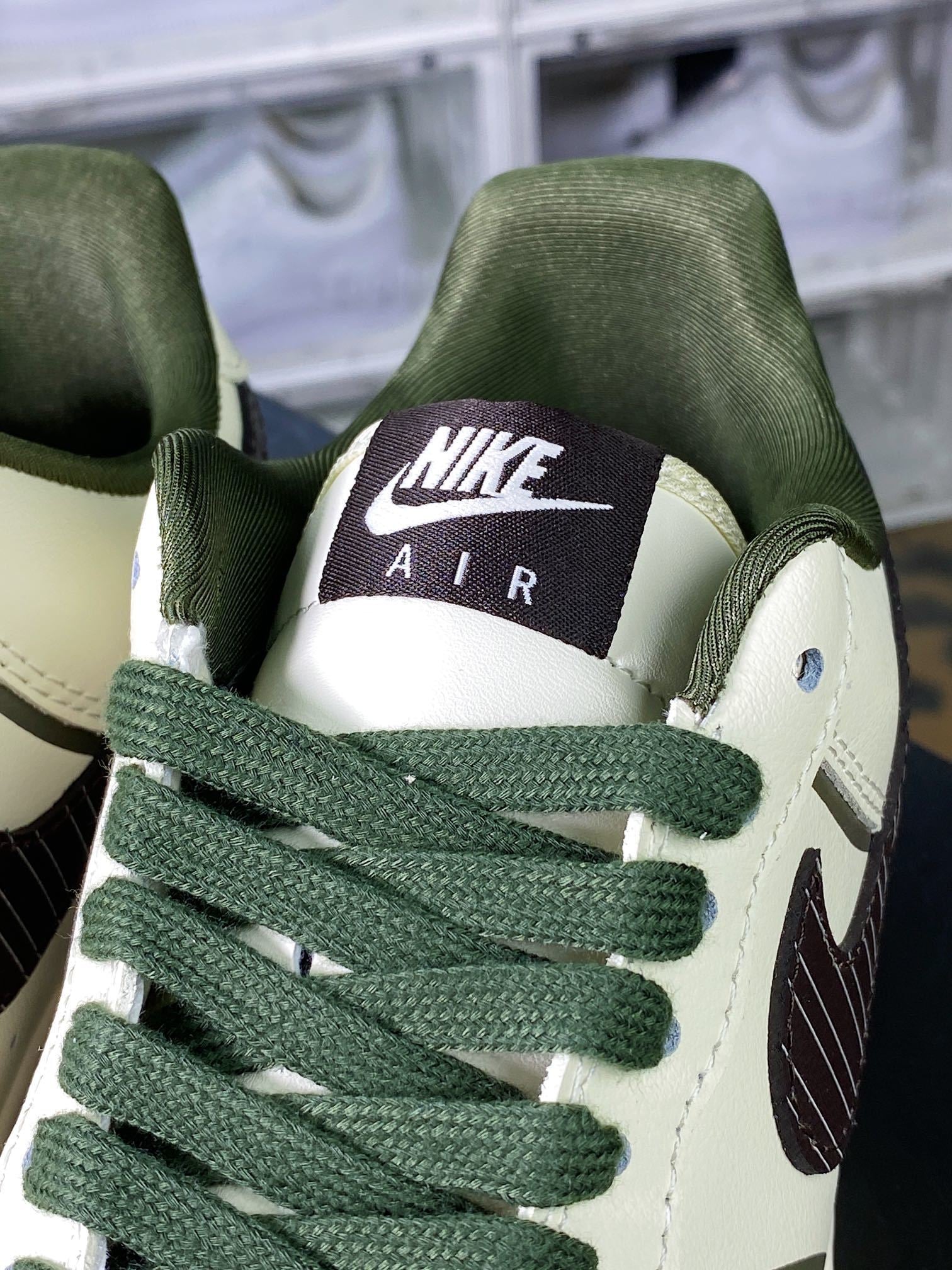 Nike Creme com Estampa LV Verde e Preta - Vista 7
