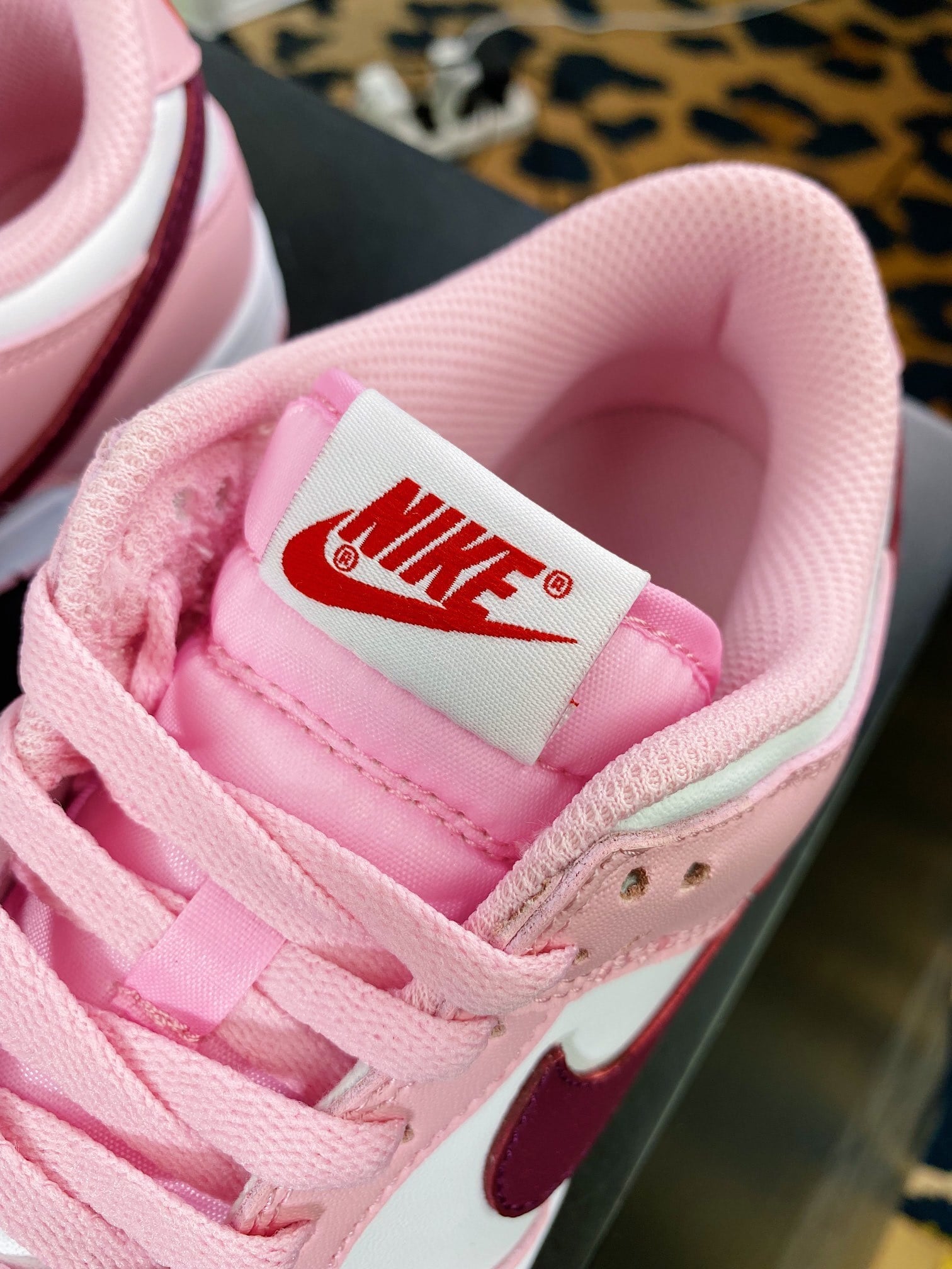 NK Dunk Low Dia dos Namorados Rosa, Branco e Vermelho - Vista 6