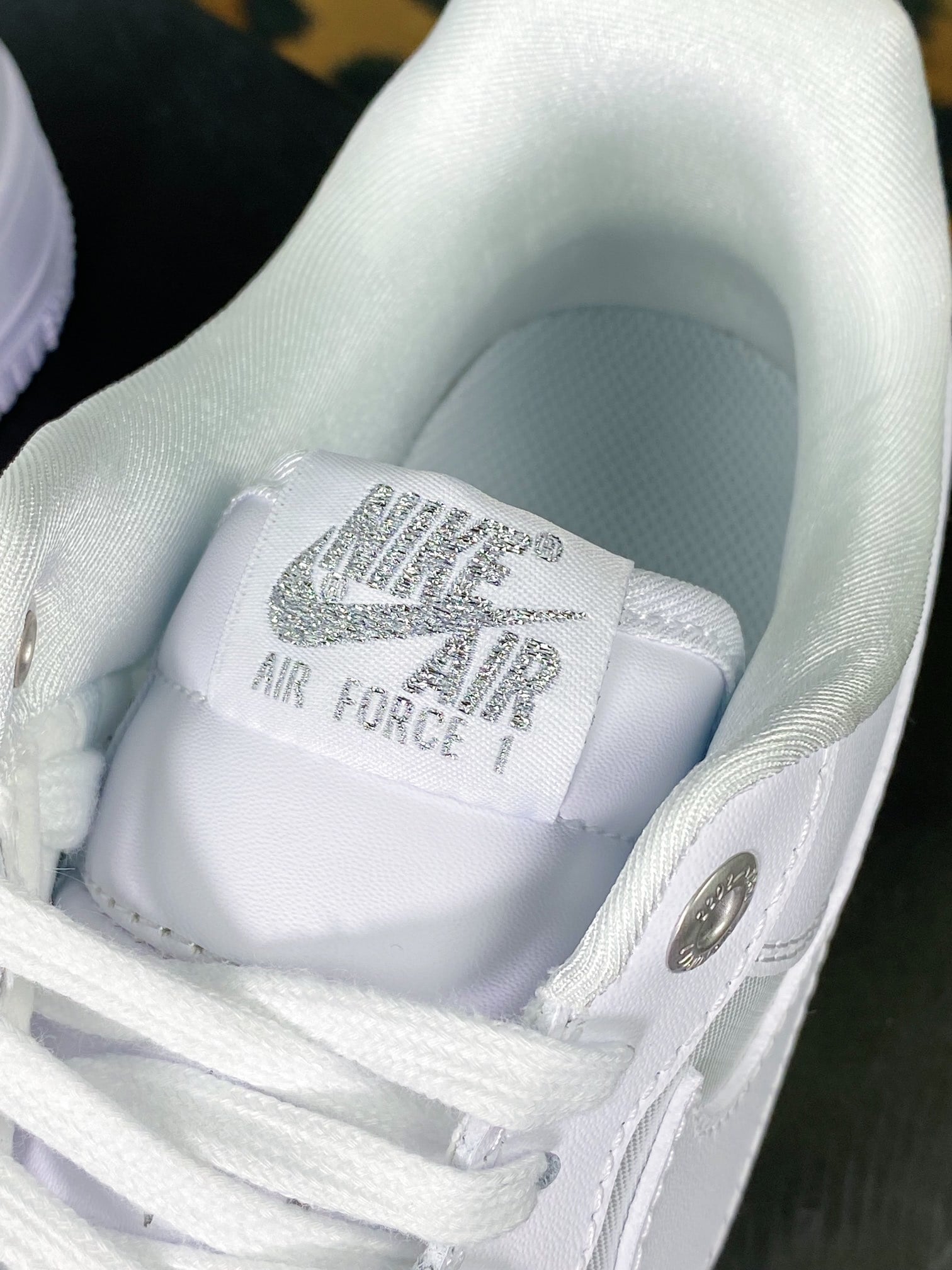Nike Patchwork Todo Branco em Seda com Prata - Vista 7