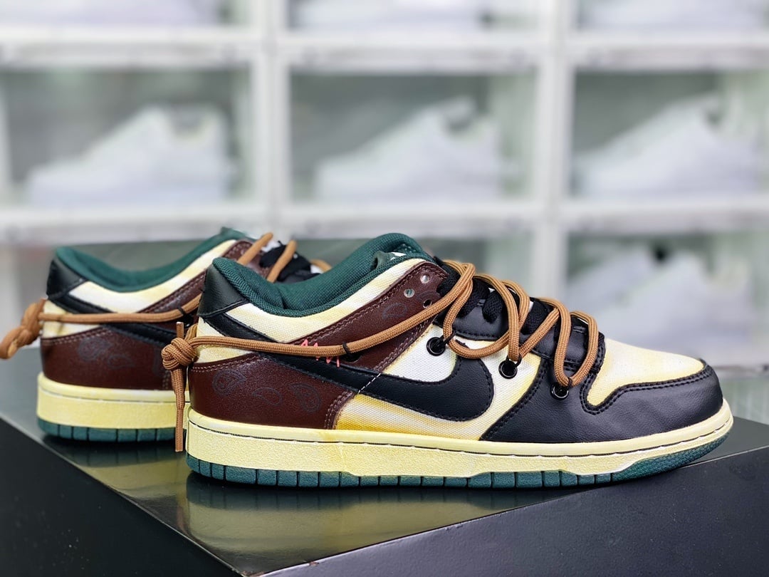 NK Dunk Low Castanho Preto Vermelho Paisley Sola Amarela - Vista 2