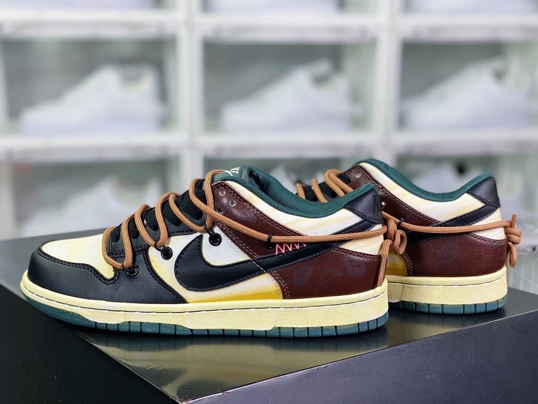 NK Dunk Low Castanho Preto Vermelho Paisley Sola Amarela - Vista 3