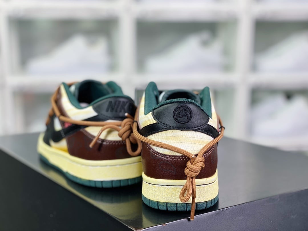 NK Dunk Low Castanho Preto Vermelho Paisley Sola Amarela - Vista 4