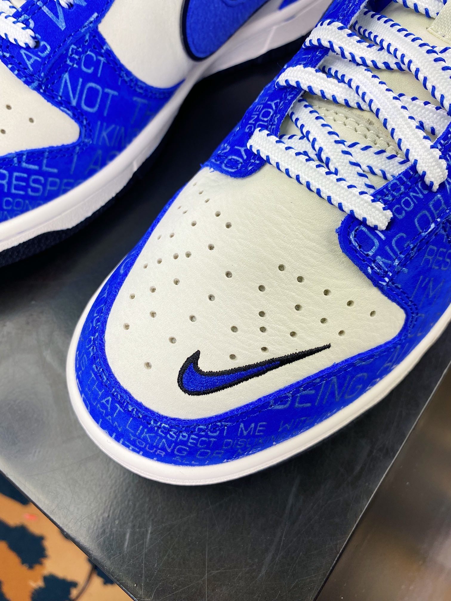 NK Dunk Low Cinza e Branco em Camurça - Vista 5