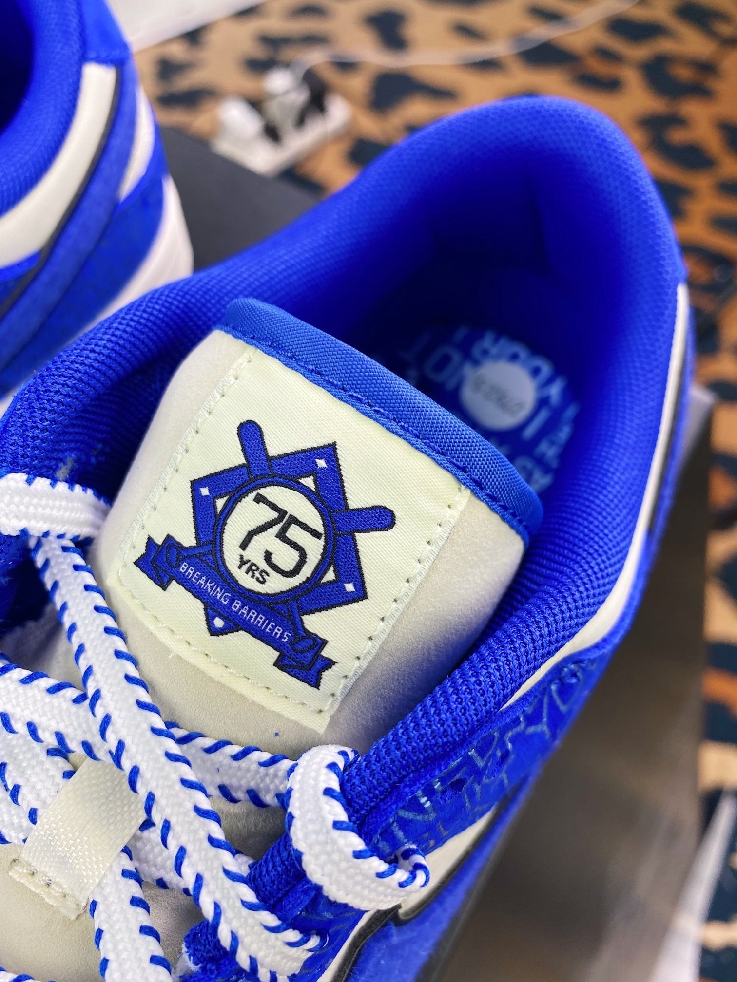 NK Dunk Low Cinza e Branco em Camurça - Vista 6