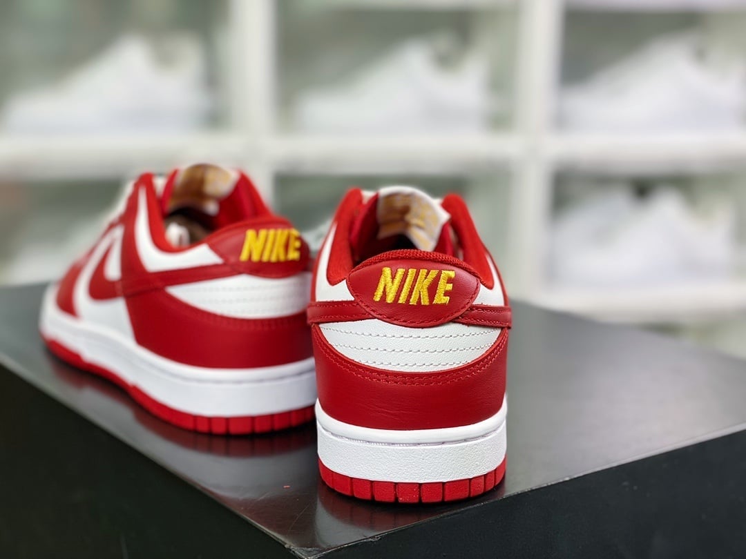 NK Dunk Low Branco Vermelho Dourado - Vista 4