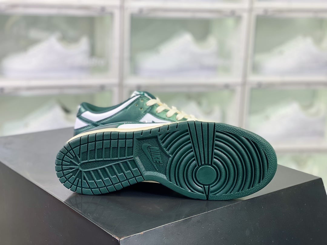 NK Dunk Low Branco e Verde Worn - Vista 4