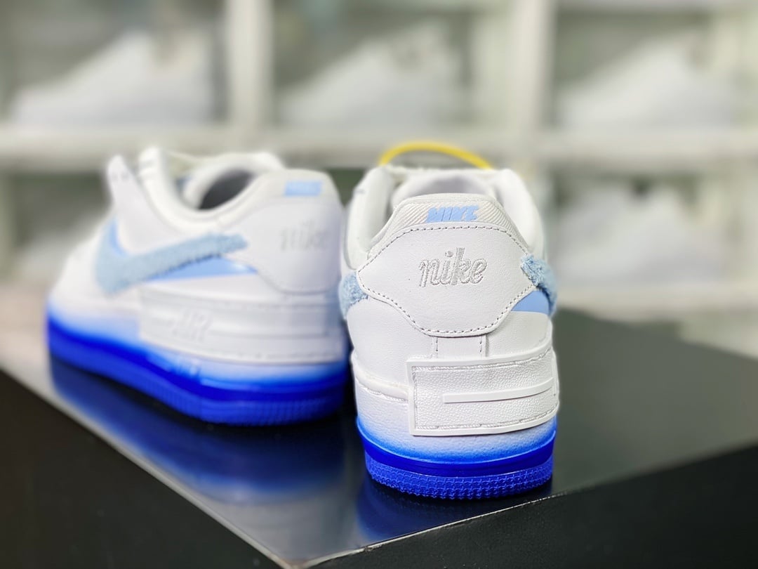 Nike White & Blue Towel Hook - Vista 4