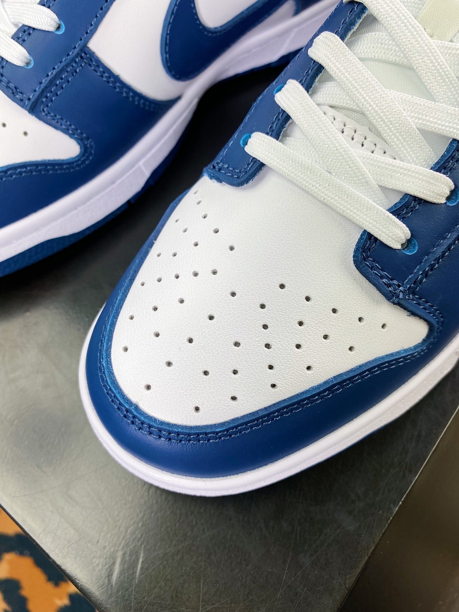 NK Dunk Low Branco e Azul Marinho - Vista 6