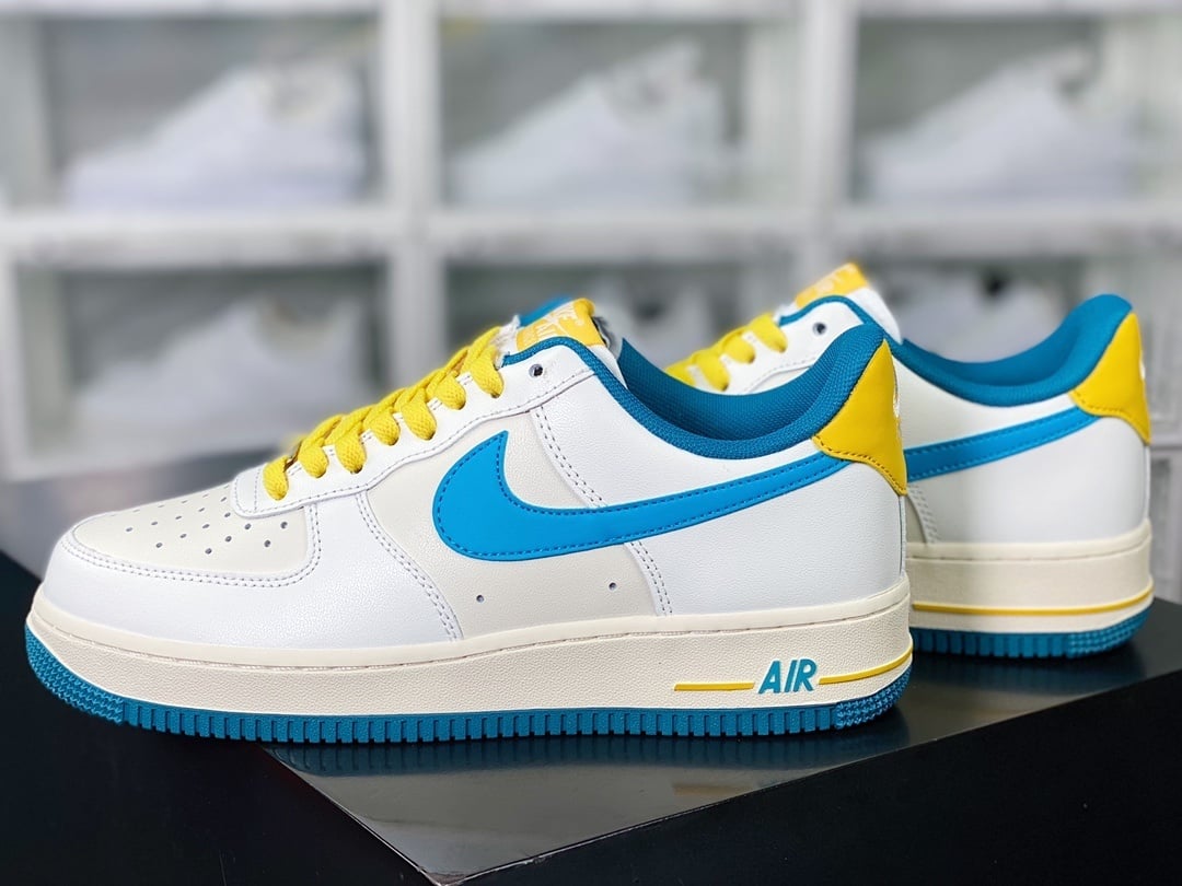 Nike Air Force 1 Branco/Amarelo com Swoosh Azul - Vista 3