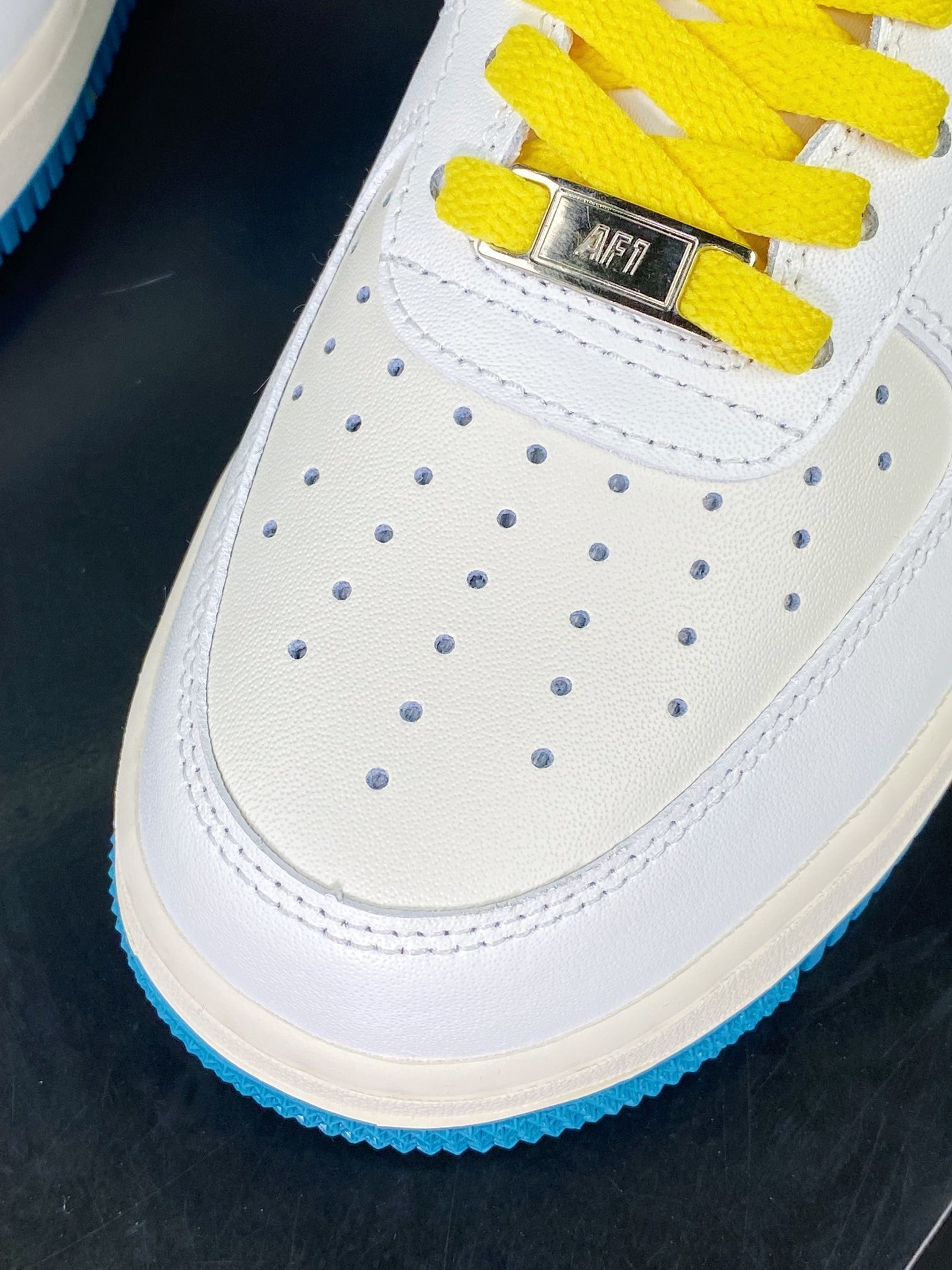 Nike Air Force 1 Branco/Amarelo com Swoosh Azul - Vista 6