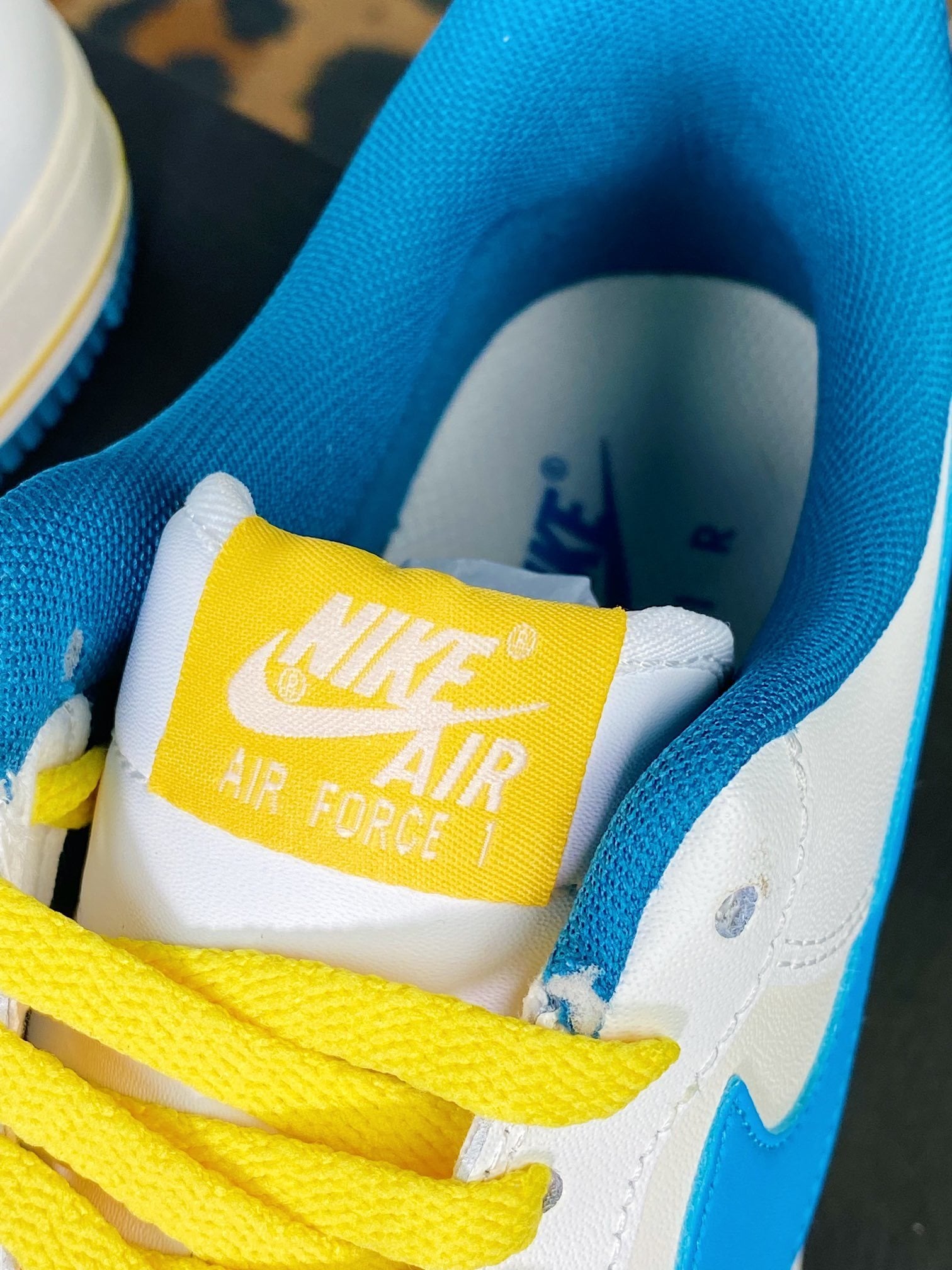 Nike Air Force 1 Branco/Amarelo com Swoosh Azul - Vista 7