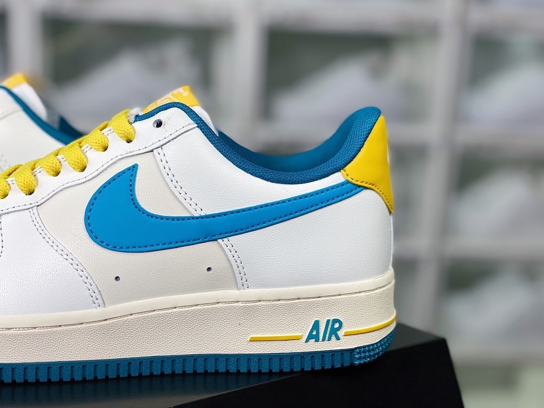 Nike Air Force 1 Branco/Amarelo com Swoosh Azul - Vista 9
