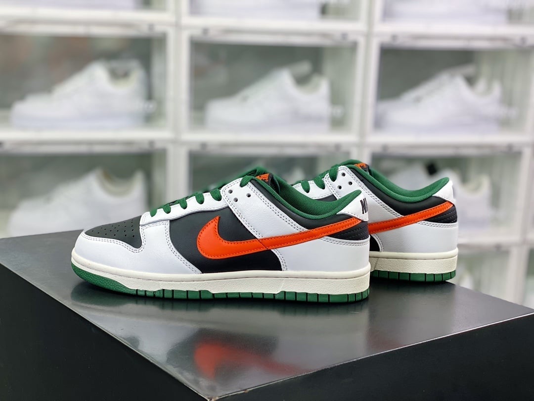 NK Dunk Low Preto, Verde e Laranja com Gancho - Vista 2