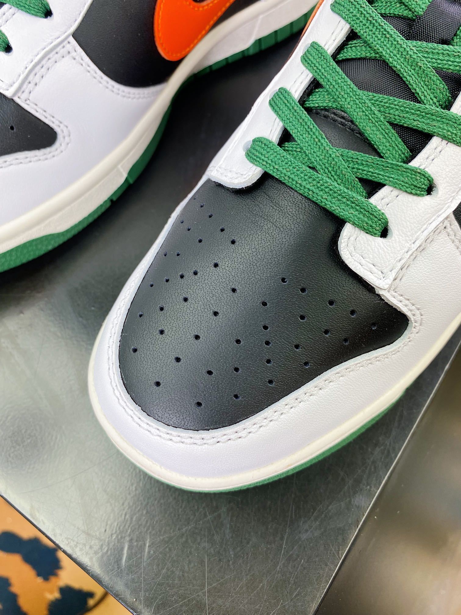 NK Dunk Low Preto, Verde e Laranja com Gancho - Vista 5