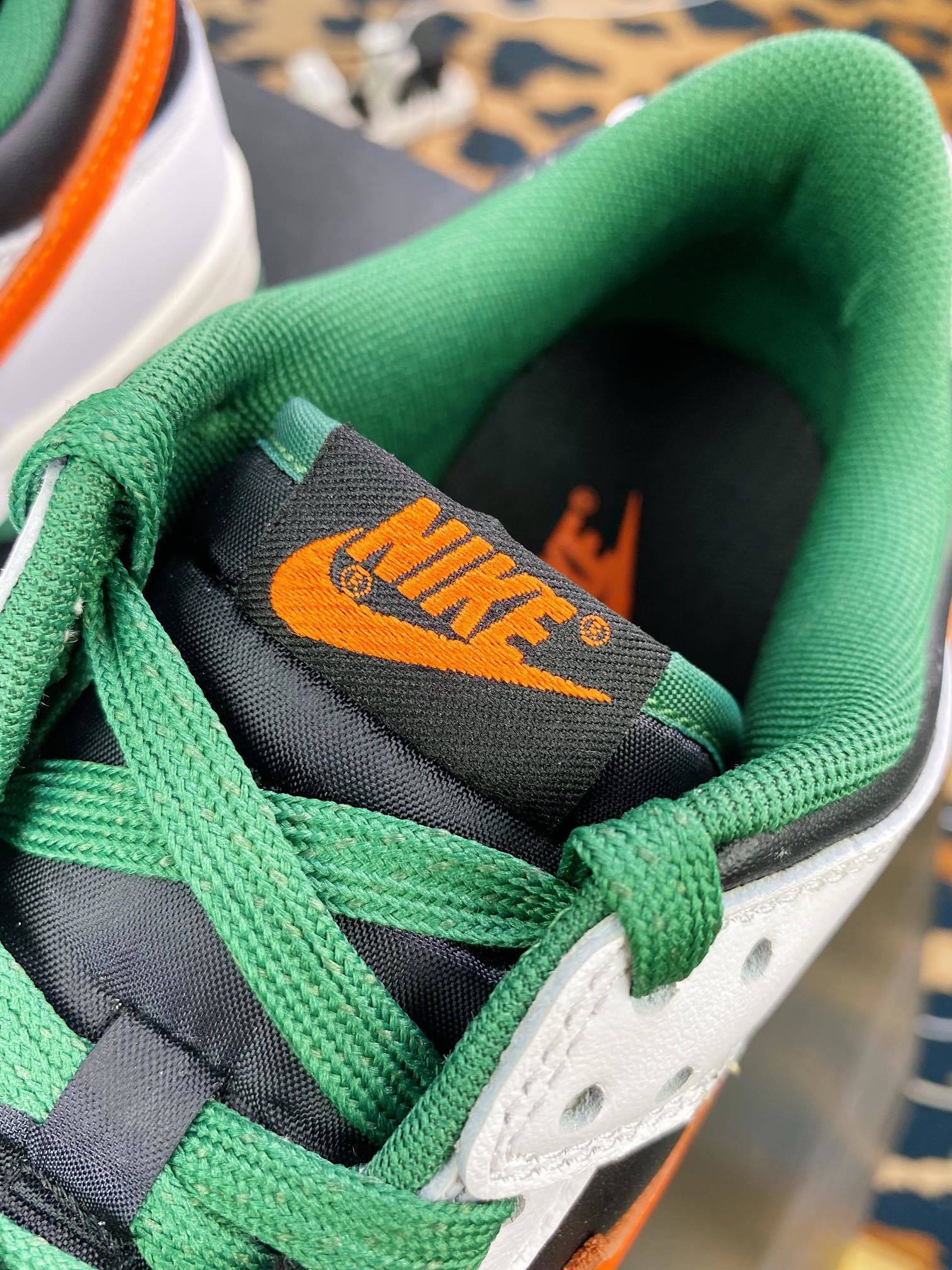 NK Dunk Low Preto, Verde e Laranja com Gancho - Vista 6