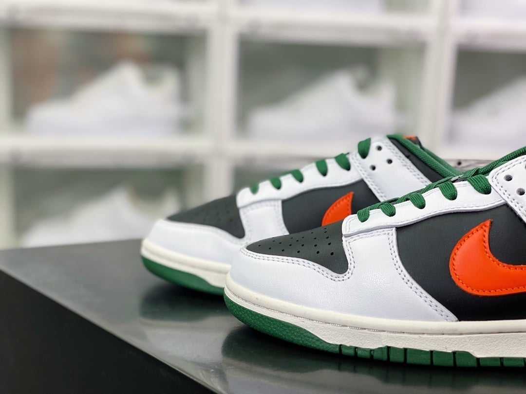 NK Dunk Low Preto, Verde e Laranja com Gancho - Vista 8