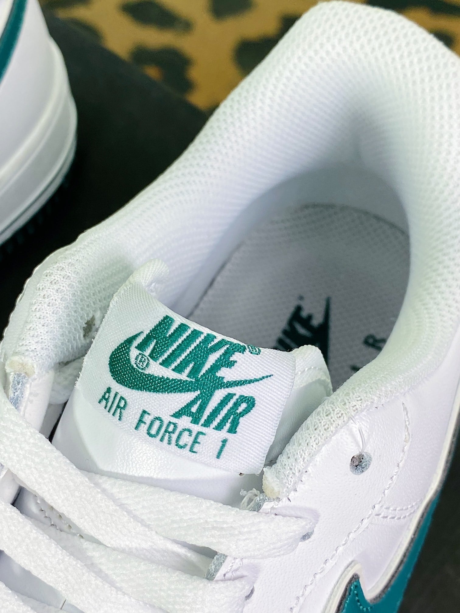 Nike Leather Branco e Verde Escuro com Hook Bordado - Vista 7