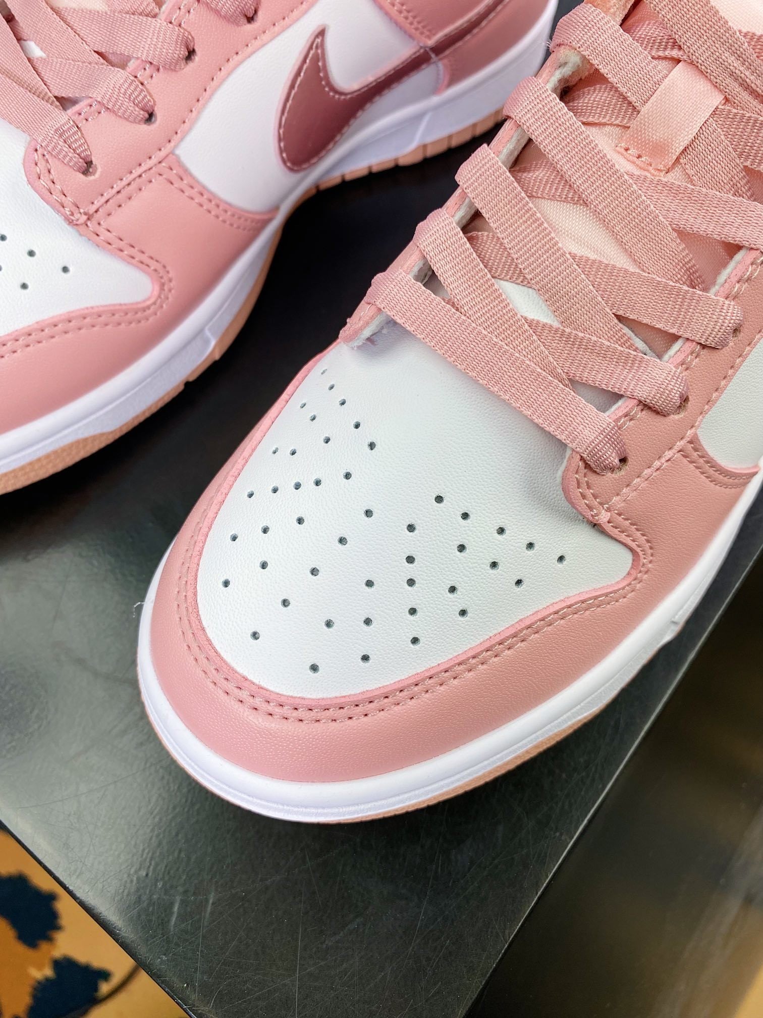 NK Dunk Low Branco e Rosa - Vista 5