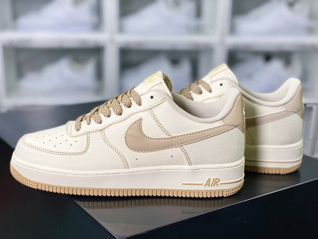 Nike Air Force 1 Pele Bege e Rosa com Swoosh Grande - Vista 3