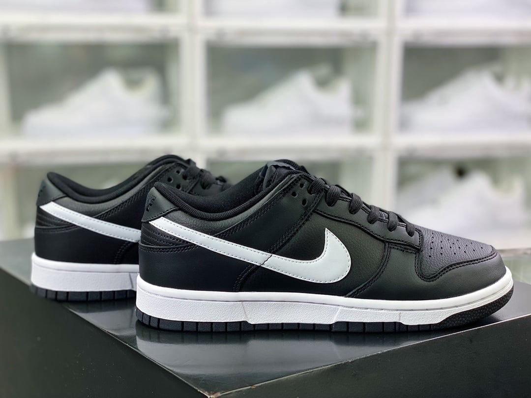 NK Dunk Low Preto e Branco com Gancho - Vista 2