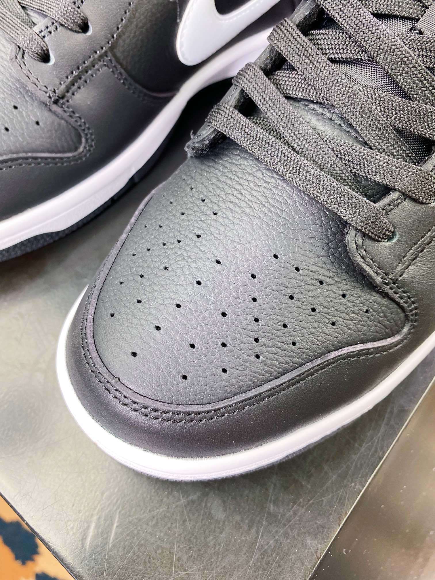 NK Dunk Low Preto e Branco com Gancho - Vista 6