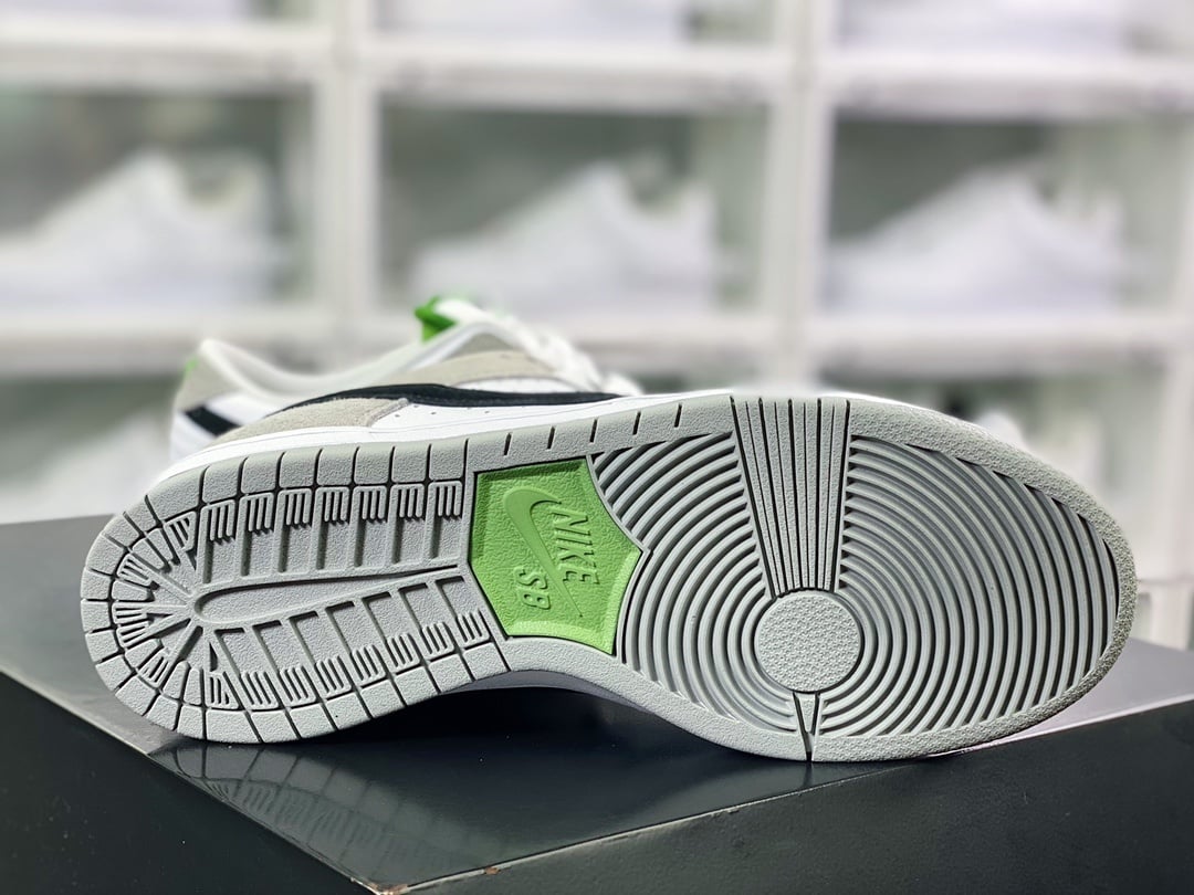 NK Dunk Low Preto, Cinza e Branco em Pelo - Vista 4