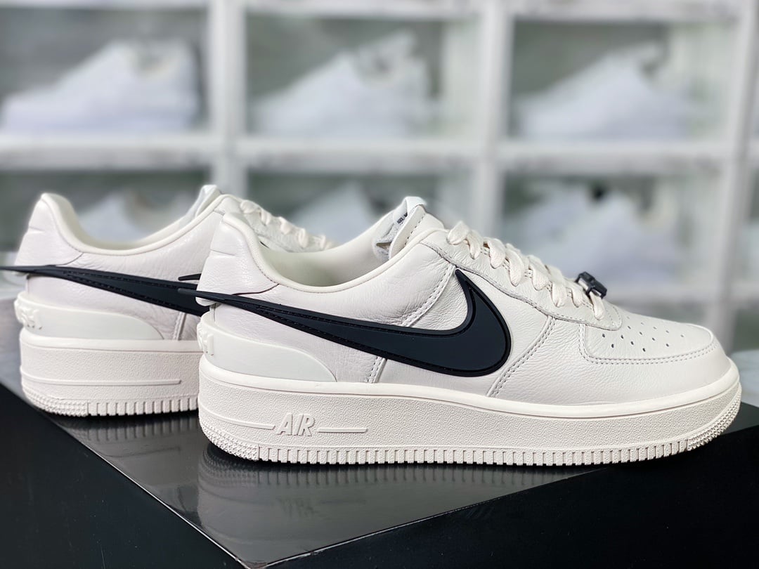 Nike Colaboração Creme e Preto com Hook - Vista 2
