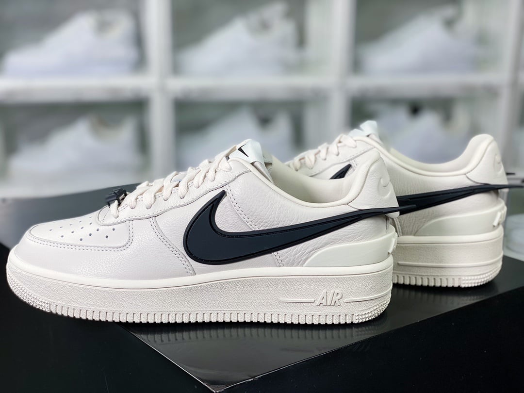Nike Colaboração Creme e Preto com Hook - Vista 3