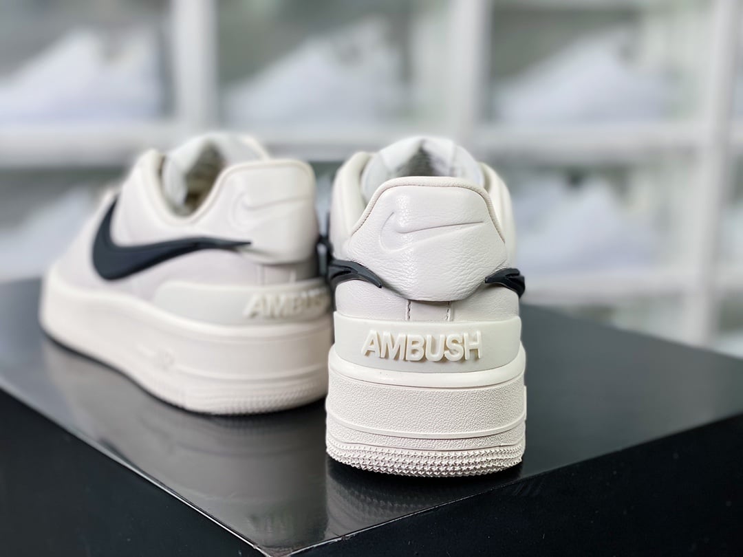 Nike Colaboração Creme e Preto com Hook - Vista 4