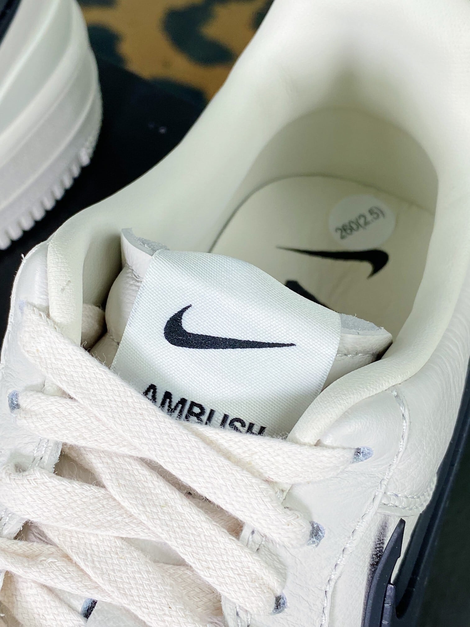 Nike Colaboração Creme e Preto com Hook - Vista 7