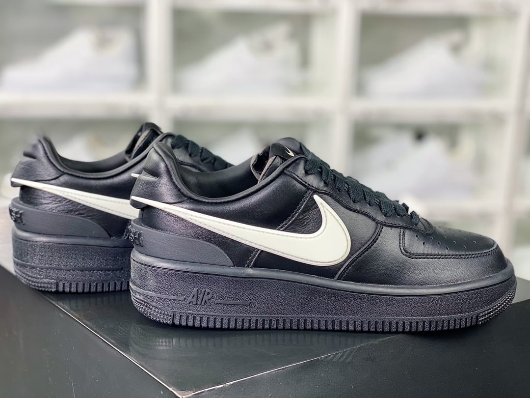 Nike Collab Preto e Branco Large Hook - Vista 2
