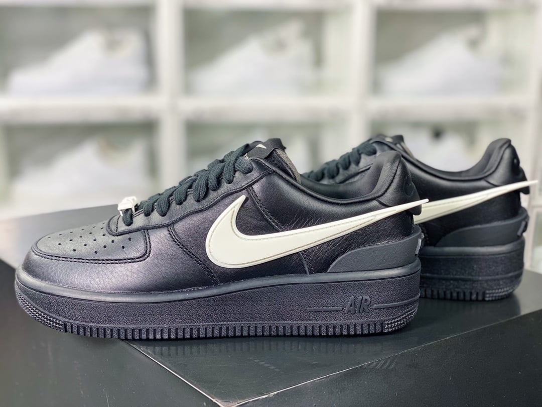 Nike Collab Preto e Branco Large Hook - Vista 3