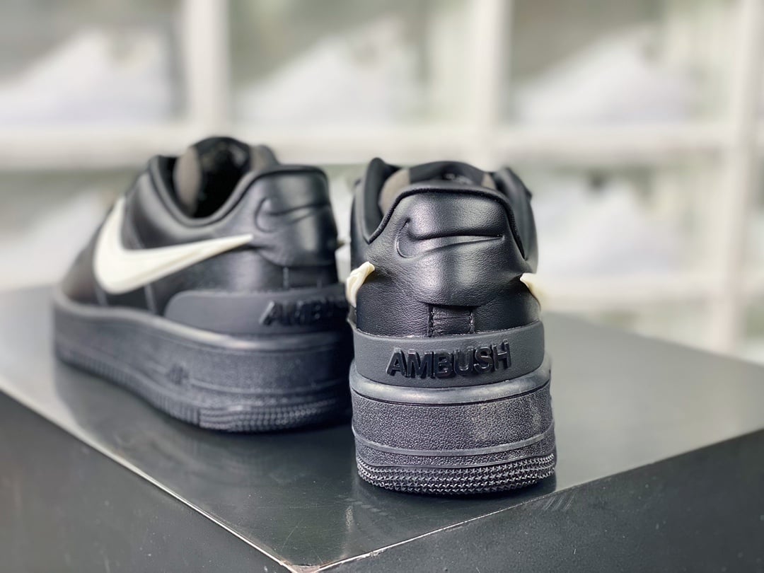 Nike Collab Preto e Branco Large Hook - Vista 4