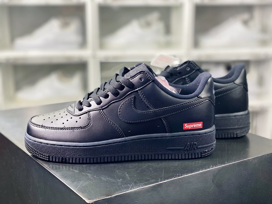 Nike Colab Preto e LOGO Vermelho - Vista 2