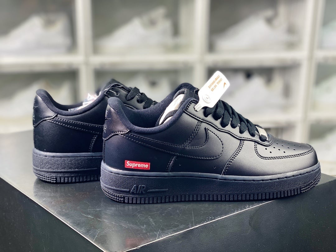 Nike Colab Preto e LOGO Vermelho - Vista 3