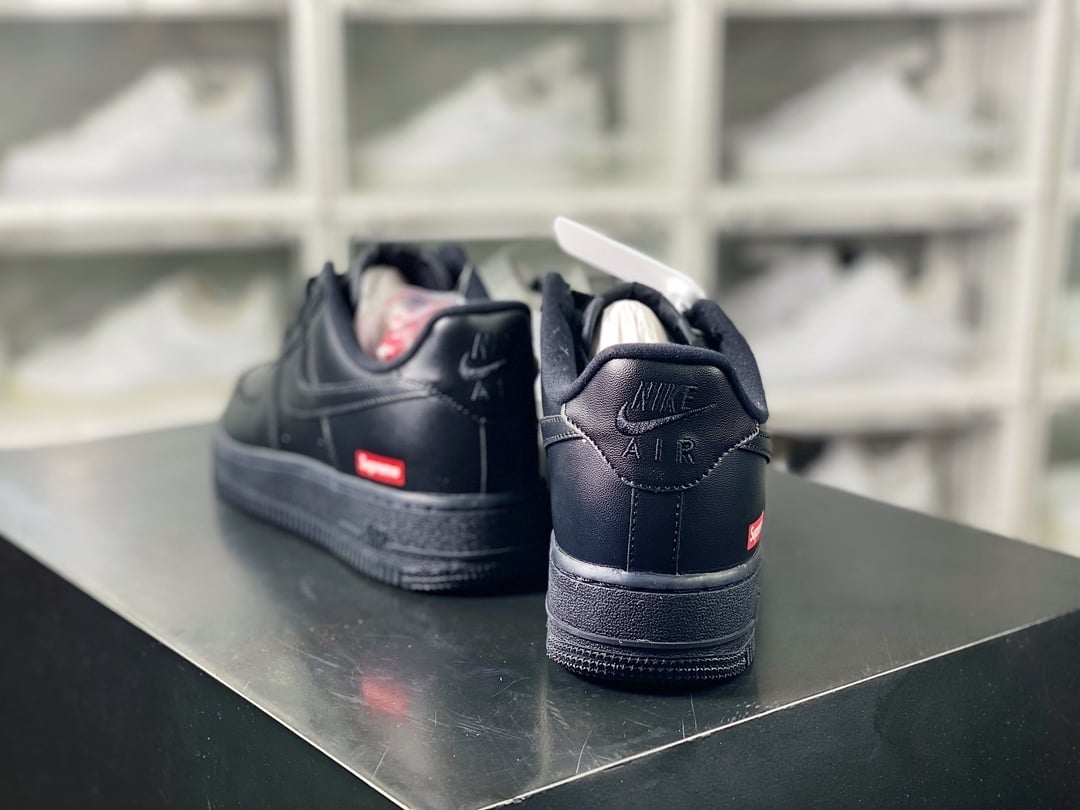 Nike Colab Preto e LOGO Vermelho - Vista 4