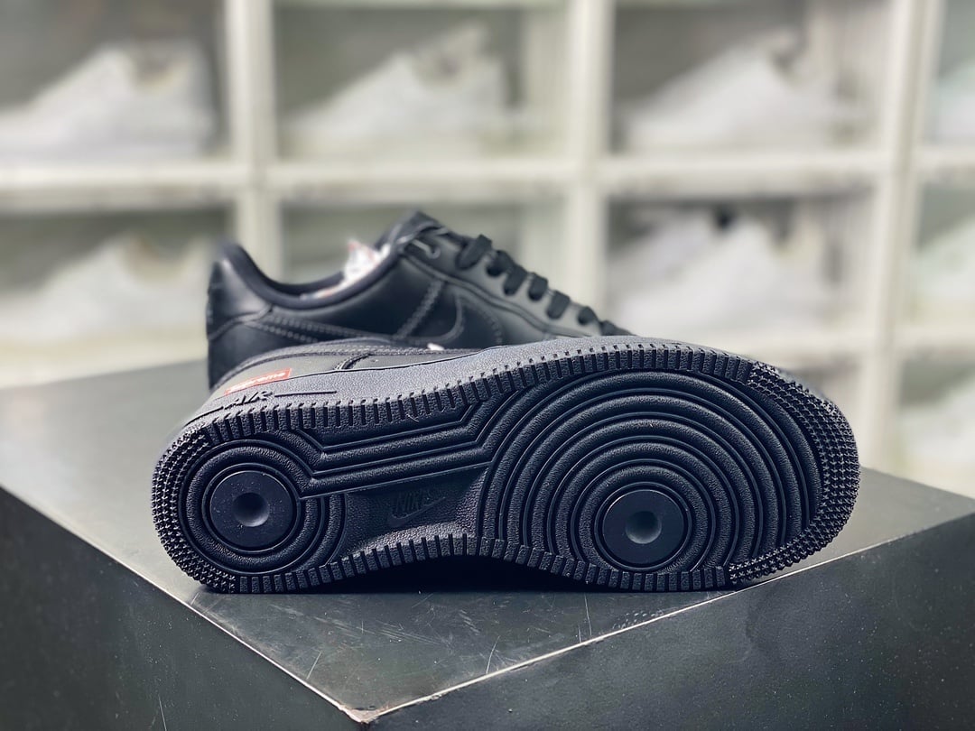 Nike Colab Preto e LOGO Vermelho - Vista 5