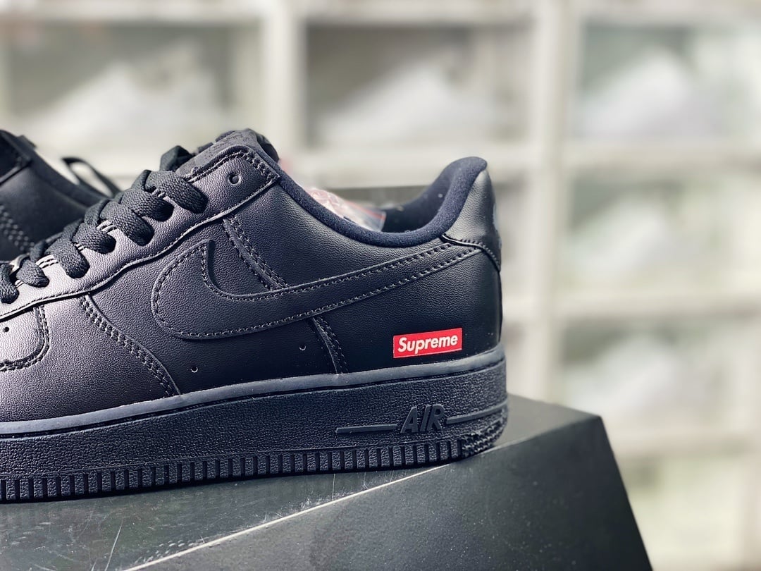 Nike Colab Preto e LOGO Vermelho - Vista 9
