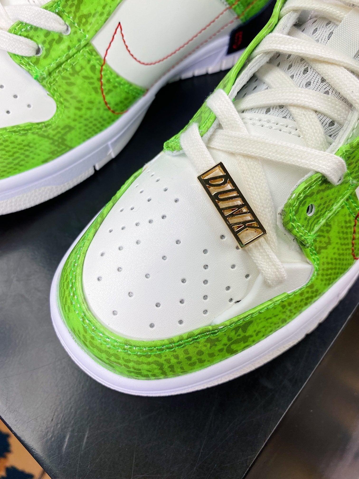 NK Dunk Low Desconstruído Branco, Preto e Verde com Cobra Dourada - Vista 5