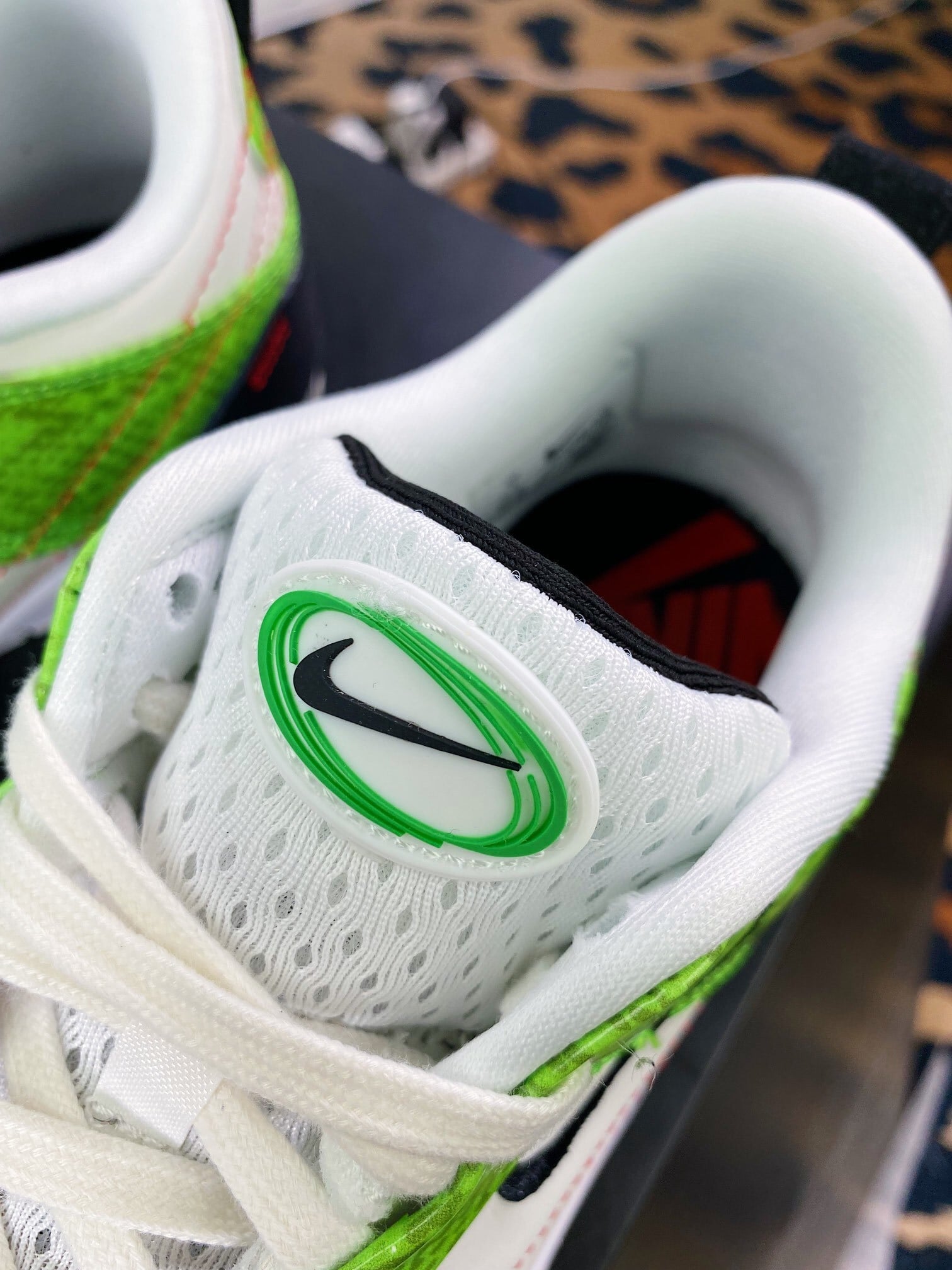 NK Dunk Low Desconstruído Branco, Preto e Verde com Cobra Dourada - Vista 6