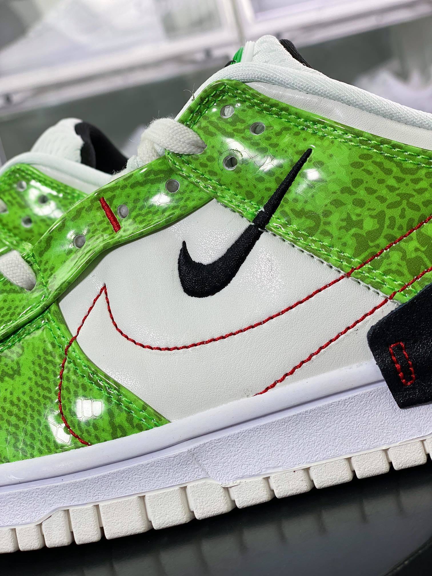 NK Dunk Low Desconstruído Branco, Preto e Verde com Cobra Dourada - Vista 7