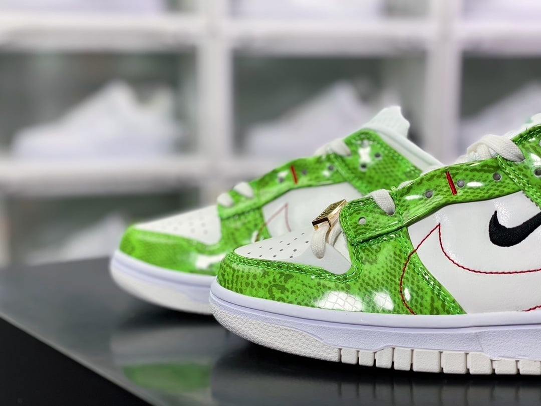 NK Dunk Low Desconstruído Branco, Preto e Verde com Cobra Dourada - Vista 8