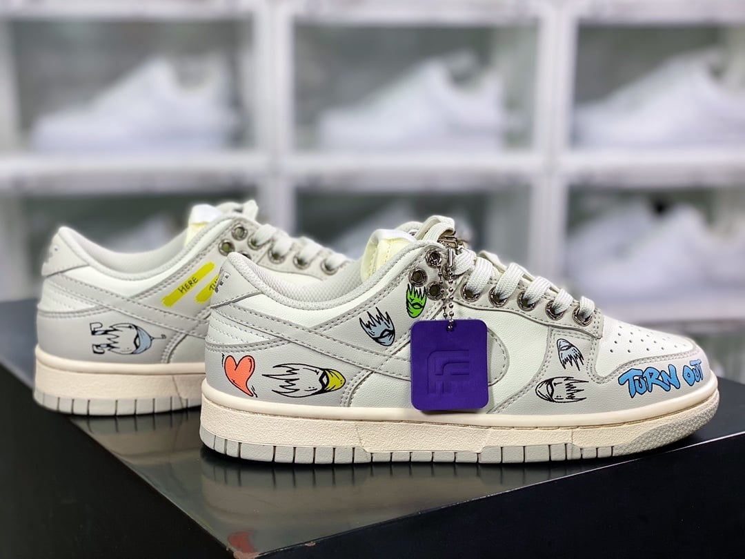 NK Dunk Low Branco Osso Chrome Heart Graffiti - Vista 2