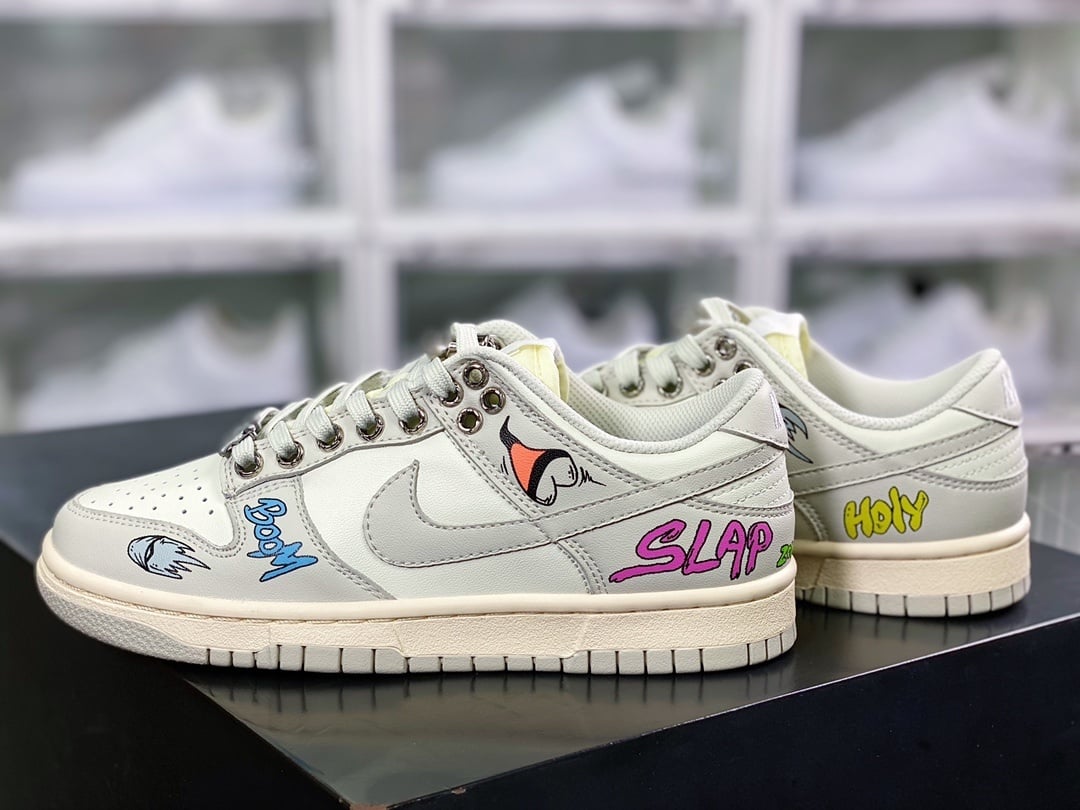 NK Dunk Low Branco Osso Chrome Heart Graffiti - Vista 3
